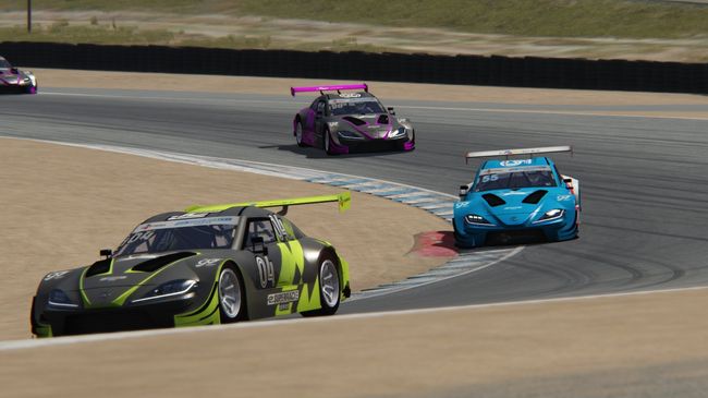 김영찬(왼쪽)과 김규민(오른쪽)을 쫓고 있는 이상진. / CJ 슈퍼레이스 제공.