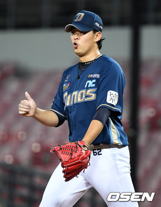 20일 오후 광주-기아 챔피언스필드에서 '2020 신한은행 SOL KBO리그' KIA 타이거즈와 NC 다이노스의 경기가 열렸다.3회말 1사 1,2루 NC 송명기가 KIA 김선빈의 3루수 앞 땅볼때 병살 플레이를 만들어낸 야수들을 향해 사인을 보내고 있다. /youngrae@osen.co.kr