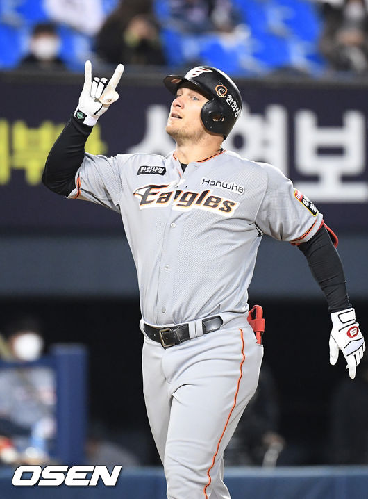 9회초 1사 한화 반즈가 중월 솔로 홈런을 날린 후 홈을 밟고 있다./ rumi@osen.co.kr