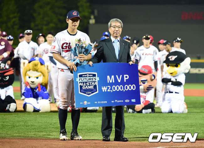 MVP에 선정된 남부 올스타 이호연이 KBO 정운찬 총재와 포토타임을 갖고 있다. / youngrae@osen.co.kr