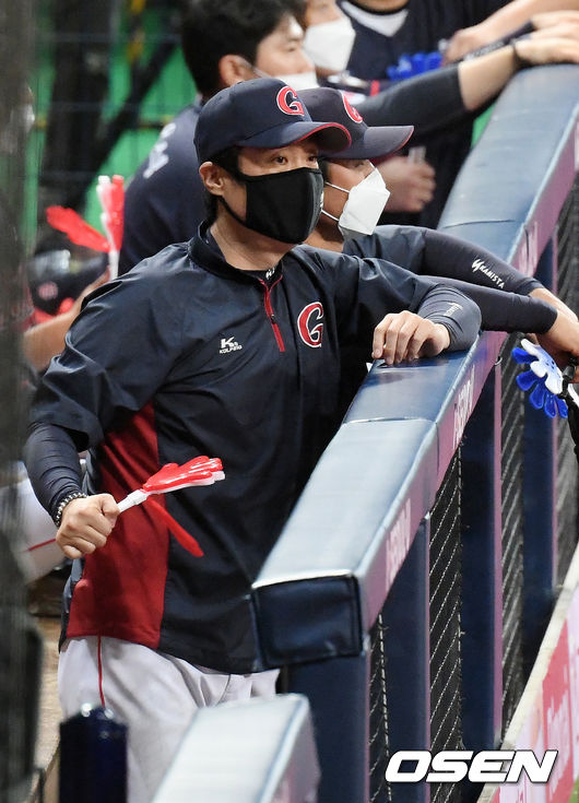 롯데 허문회 감독이 덕아웃에서 짝짝이로 응원을 하고 있다. /rumi@osen.co.kr