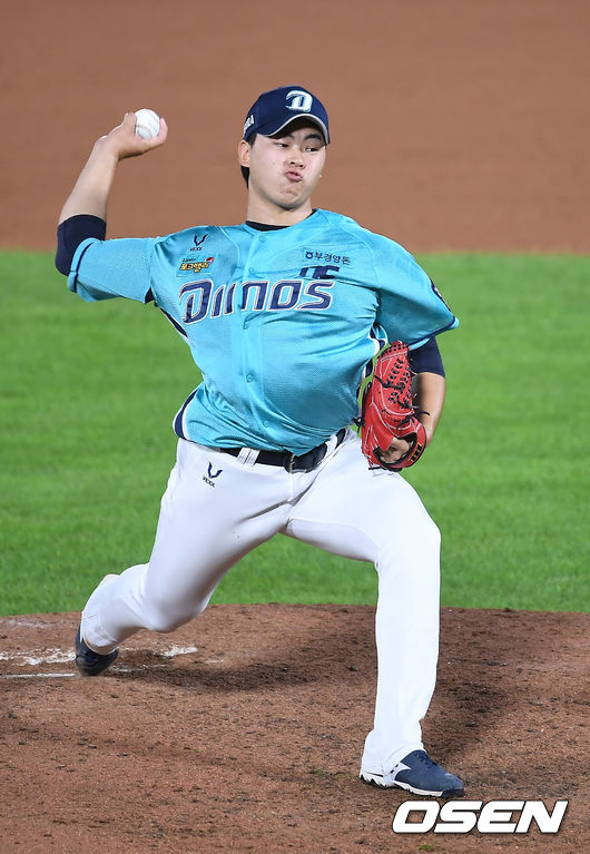 28일 오후 부산 사직야구장에서 '2020 신한은행 SOL KBO리그' 롯데 자이언츠와 NC 다이노스의 경기가 열렸다.7회말 NC 송명기가 역투하고 있다. /youngrae@osen.co.kr