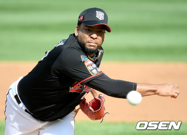 KT 선발 데스파이네가 마운드에 올라 힘차게 공을 뿌리고 있다./ksl0919@osen.co.kr