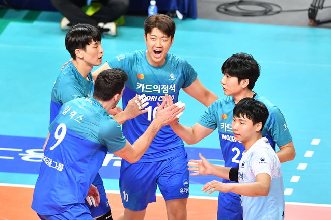 우리카드는 29일 서울 장충체육관에서 열린 2020~2021 V-리그 삼성화재와 경기에서 세트 스코어 3-0(25-19, 25-22, 25-20)으로 이겼다. 우리카드는 연패 사슬을 끊고 이번 시즌 첫 승을 신고했다. ⓒ KOVO