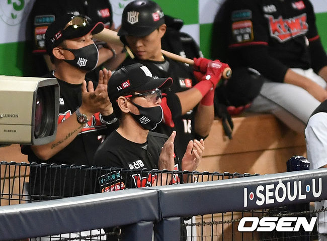 KT 이강철 감독이 박수를 보내고 있다. /sunday@osen.co.kr