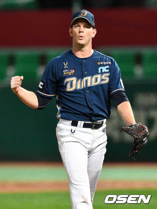 7회말 2사 1, 2루 상황 SK 정의윤을 삼진으로 이끌며 실점없이 이닝을 마무리지은 NC 선발 루친스키가 기뻐하고 있다. / dreamer@osen.co.kr