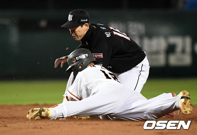 29일 오후 한화생명이글스파크에서 ‘2020 신한은행 SOL KBO 리그’ 한화 이글스와 KT 위즈의 경기가 열렸다.4회말 2사 1루에서 한화 허관회가 좌중간 안타를 치고 2루로 쇄도했지만 아웃되고 있다./sunday@osen.co.kr