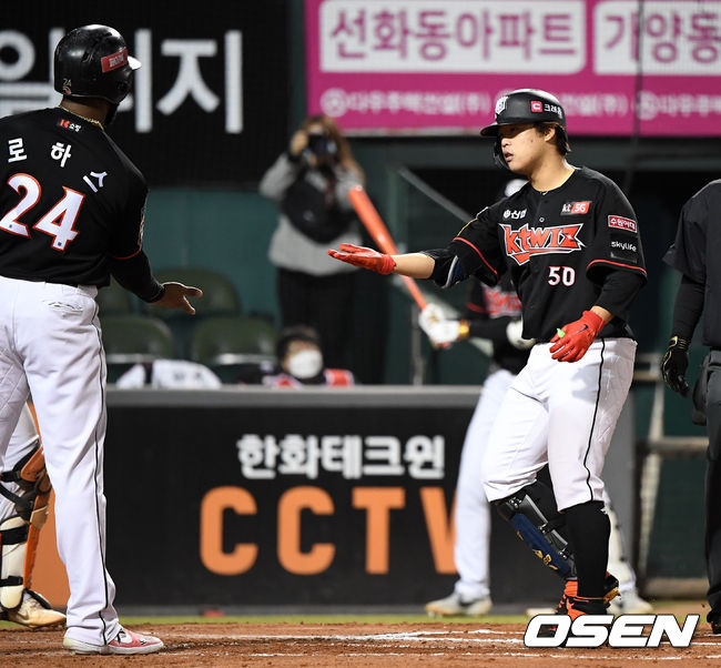 29일 오후 한화생명이글스파크에서 ‘2020 신한은행 SOL KBO 리그’ 한화 이글스와 KT 위즈의 경기가 열렸다.6회초 2사 1루에서 KT 강백호가 중월 투런 홈런을 치고 홈에서 로하스와 환호하고 있다./sunday@osen.co.kr