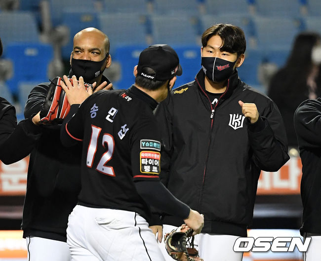 시즌 81승61패1무가 된 KT는 LG를 제치고 2위에 올랐다. 30일 한화전에서 승리하면 자력으로 2위를 확정짓는다. 10위 한화는 45승95패3무. 경기 종료 후 KT 소형준이 동료들과 환호하고 있다. /sunday@osen.co.kr