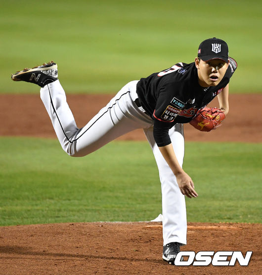 29일 오후 한화생명이글스파크에서 ‘2020 신한은행 SOL KBO 리그’ 한화 이글스와 KT 위즈의 경기가 열렸다.1회말 무사에서 KT 선발투수 소형준이 역투하고 있다./sunday@osen.co.kr