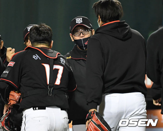 시즌 81승61패1무가 된 KT는 LG를 제치고 2위에 올랐다. 30일 한화전에서 승리하면 자력으로 2위를 확정짓는다. 10위 한화는 45승95패3무. 경기 종료 후 KT 이강철 감독이 선수들과 승리의 기쁨을 나누고 있다. /sunday@osen.co.kr