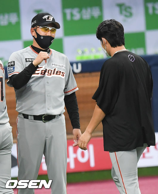 경기종료 후 한화 최원호 감독 대행이 승리투수가 된 윤대경과 하이파이브를 하고 있다.  /   soul1014@osen.co.kr