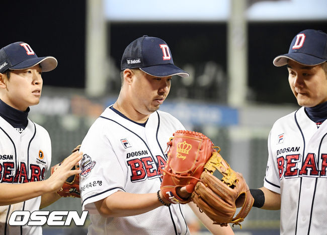 두산 선발 유희관이 덕아웃으로 들어가며 두산 정수빈, 최주환과 하이파이브를 하고 있다./ rumi@osen.co.kr
