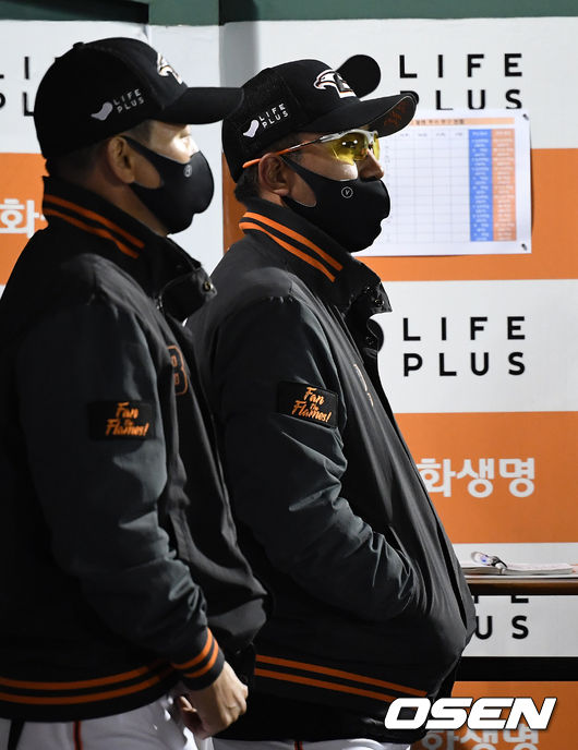 29일 오후 한화생명이글스파크에서 ‘2020 신한은행 SOL KBO 리그’ 한화 이글스와 KT 위즈의 경기가 열렸다.7회초 한화 최원호 감독대행이 경기를 바라보고 있다./sunday@osen.co.kr