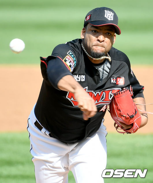 데스파이네가 마운드에 올라 힘차게 공을 뿌리고 있다./ksl0919@osen.co.kr