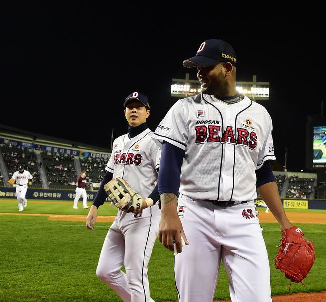 4회초 수비를 마치고 두산 알칸타라가 박건우와 이야기를 나누며 더그아웃으로 향하고 있다.  /jpnews@osen.co.kr