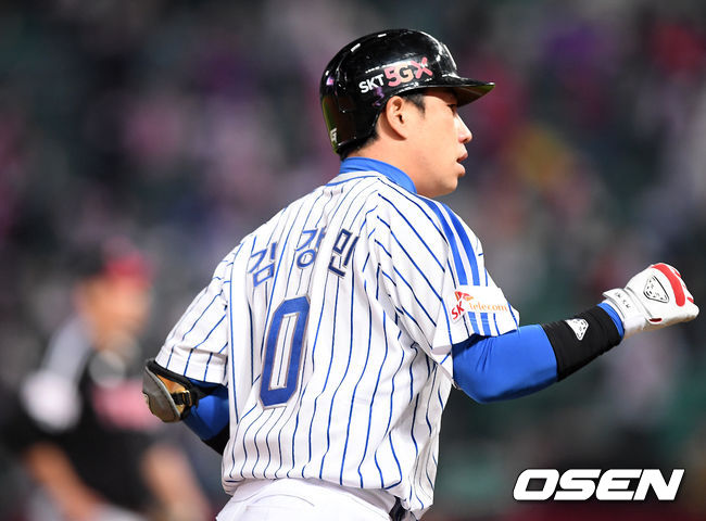 2회말 SK 선두타자 김강민이 역전 솔로홈런을 날린 후 그라운드를 돌고 있다./rumi@osen.co.kr