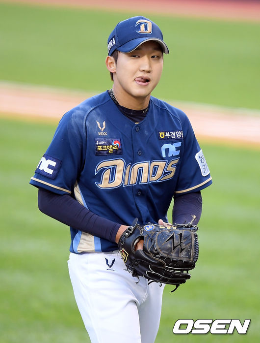 NC 구창모가 1회말 1실점을 허용한 뒤 마운드에서 내려오며 아쉬워하고 있다. /cej@osen.co.kr