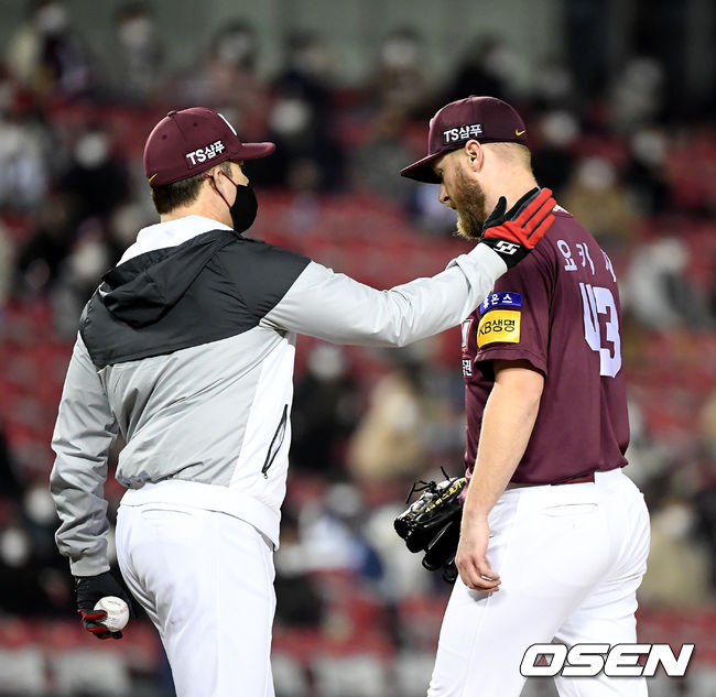 6회말 2사 1,3루에서 키움 나이트 코치가 마운드에 올라 요키시를 교체하고 있다.  /jpnews@osen.co.kr