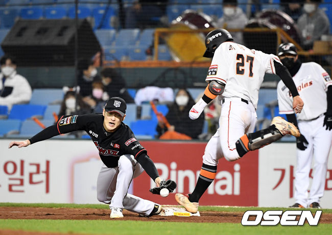 30일 오후 한화생명이글스파크에서 ‘2020 신한은행 SOL KBO 리그’ 한화 이글스와 KT 위즈의 경기가 열렸다.5회말 KT 배제성이 한화 이해창의 땅볼 때 베이스 커버를 들어갔으나 송구를 놓치고 있다. /sunday@osen.co.kr