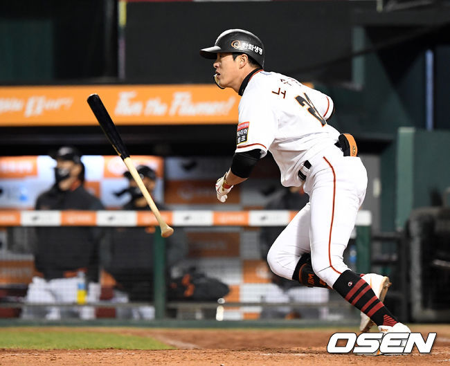 30일 오후 한화생명이글스파크에서 ‘2020 신한은행 SOL KBO 리그’ 한화 이글스와 KT 위즈의 경기가 열렸다.5회말 1사 3루에서 한화 노수광이 우중간 적시 2루타를 치고 있다. /sunday@osen.co.kr