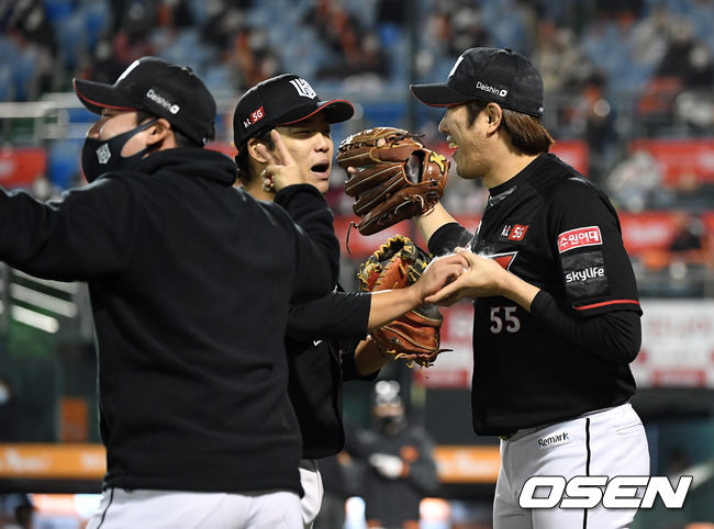 30일 오후 한화생명이글스파크에서 ‘2020 신한은행 SOL KBO 리그’ 한화 이글스와 KT 위즈의 경기가 열렸다.8회초 공수교대 때 단독 2위 확정 소식을 들은 KT 선수들이 더그아웃으로 가며 환호하고 있다. /sunday@osen.co.kr