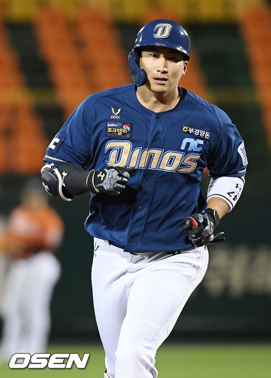 4회초 NC 선두타자 나성범이 중월 솔로홈런을 날린 후 그라운드를 돌고 있다./rumi@osen.co.kr