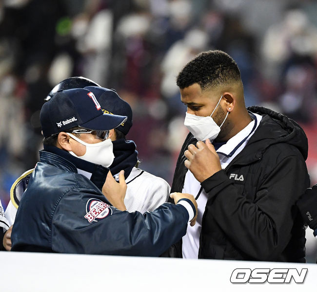 경기를 마치고 두산 김태형 감독이 알칸타라와 승리 하이파이브를 하고 있다.  /jpnews@osen.co.kr