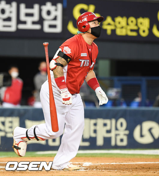 17일 오후 서울 잠실구장에서 KBO리그 LG 트윈스와 KIA 타이거즈의 경기가 진행됐다.3회초 1사 1,3루 KIA 최형우가 동점 3점 홈런을 날리고 있다./ soul1014@osen.co.kr