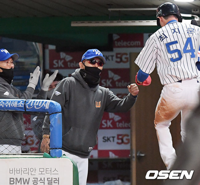 7회말 1사 주자 1,2루 SK 오태곤의 좌익수 왼쪽 1타점 적시타때 홈을 밟은 최지훈이 덕아웃에서 박경완 감독대행과 하이파이브를 하고 있다./rumi@osen.co.kr