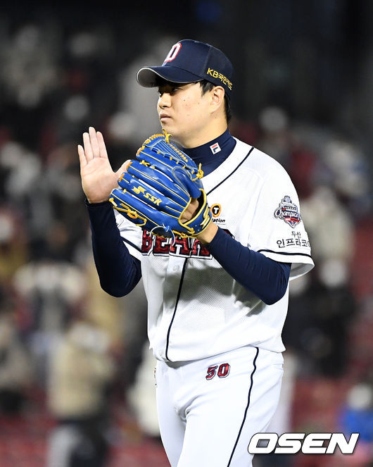경기를 마치고 두산 이영하가 승리를 기뻐하고 있다. /jpnews@osen.co.kr