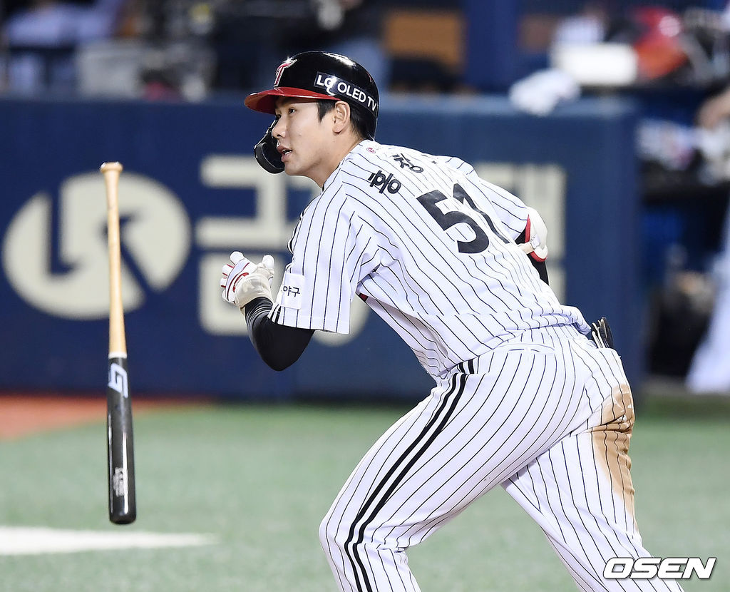 LG 홍창기가 타격을 하고 있다. /youngrae@osen.co.kr