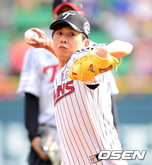 가수 홍경민이 시구를 하고 있다. /sunday@osen.co.kr