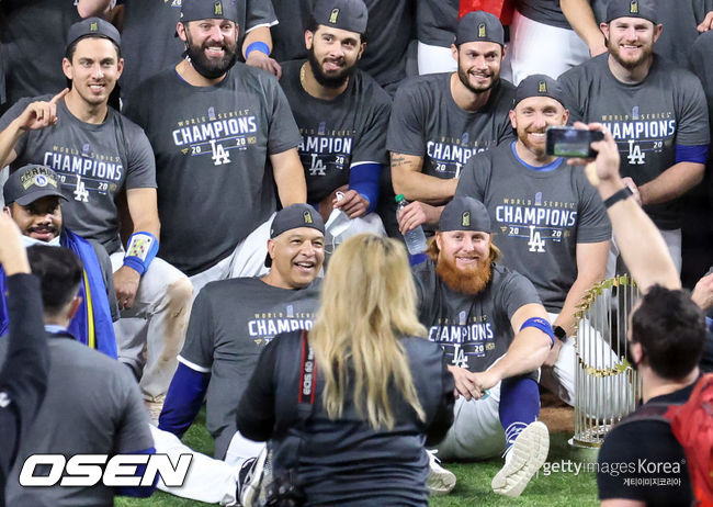 [사진] 코로나 확진 판정을 받은 저스틴 터너가 데이브 로버츠 감독 옆에서 우승 세리머니를 함께했다. /ⓒGettyimages(무단전재 및 재배포 금지)