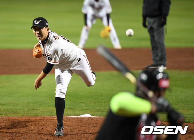 한화 정우람이 역투하고 있다. 정우람은 11년 연속 50경기 출장을 기록했다. /sunday@osen.co.kr