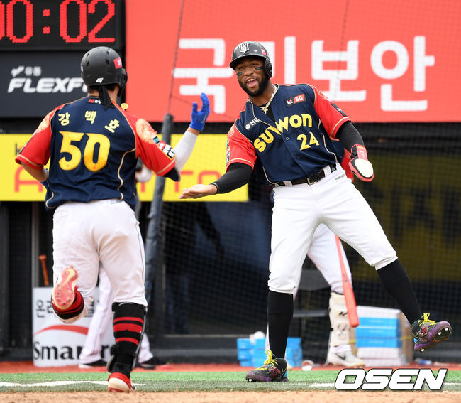5회말 무사 1루에서 KT 강백호가 좌월 투런 홈런을 치고 홈에서 로하스와 환호하고 있다. /sunday@osen.co.kr