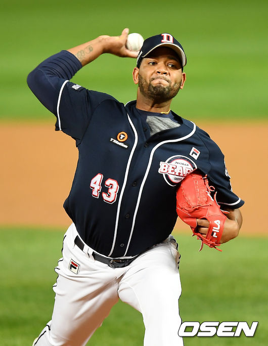 8일 오후 인천 SK행복드림구장에서 '2020 신한은행 SOL KBO리그' SK 와이번스와 두산 베어스의 경기가 열렸다.1회말 두산 알칸타라가 역투하고 있다. /youngrae@osen.co.kr