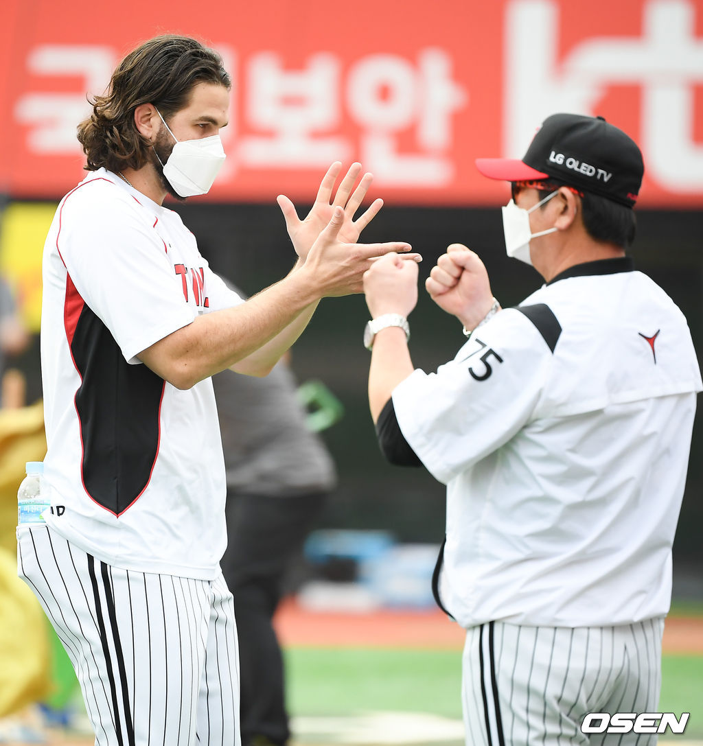 LG 켈리가 류중일 감독의 축하를 받고 있다. / soul1014@osen.co.kr