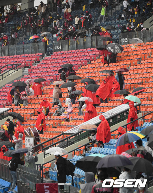 1일 열릴 예정이던 키움-LG 와일드카드 1차전이 우천 취소되자 야구팬들이 관중석을 빠져나가고 있다. /soul1014@osen.co.kr