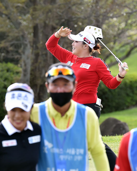 1일 제주 서귀포시 핀크스 골프클럽에서 한국여자프로골프(KLPGA)투어 SK네트웍스·서울경제 레이디스 클래식(총상금, 8억원 우승상금 1억6,000만원) 최종라운드 경기가 진행됐다.장하나가 4라운드 합계 7언더파 281타로 우승을 차지했다.장하나가 우승을 확정지으며 세리머니를 하고 있다. /cej@osen.co.kr