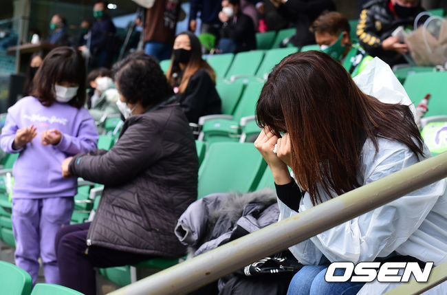 전북 이동국의 아내 이수진씨가 경기를 지켜보며 눈물을 흘리고 있다. /jpnews@osen.co.kr