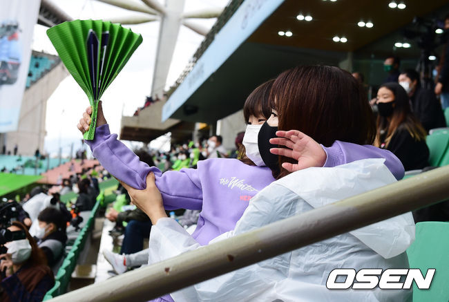 전북 이동국의 아내 이수진씨가 딸 이설아 양과 경기를 지켜보며 응원을 하고 있다. /jpnews@osen.co.kr