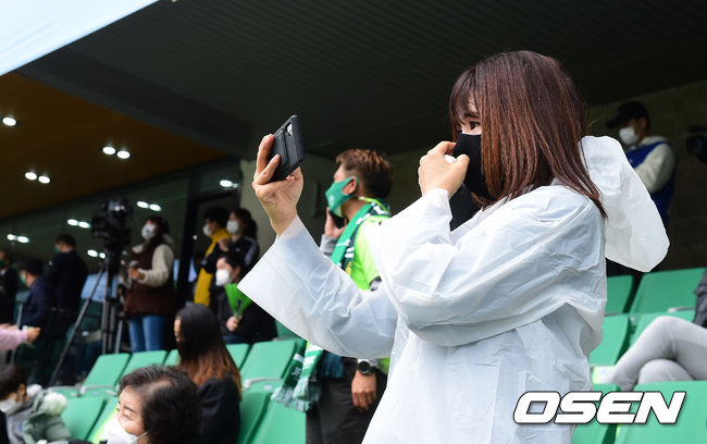 전북 이동국의 아내 이수진씨가 경기를 지켜보며 눈물을 흘리고 있다. /jpnews@osen.co.kr