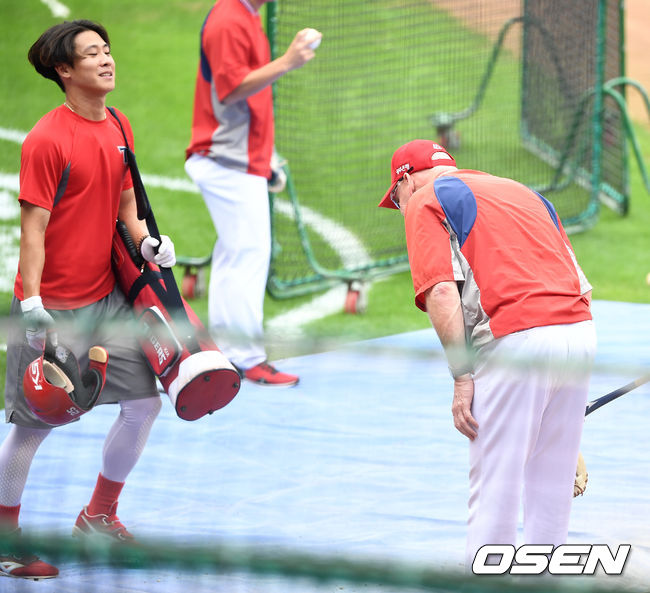 경기전 훈련도중 박찬호에게 인사하는 맷 윌리엄스 감독./OSEN DB