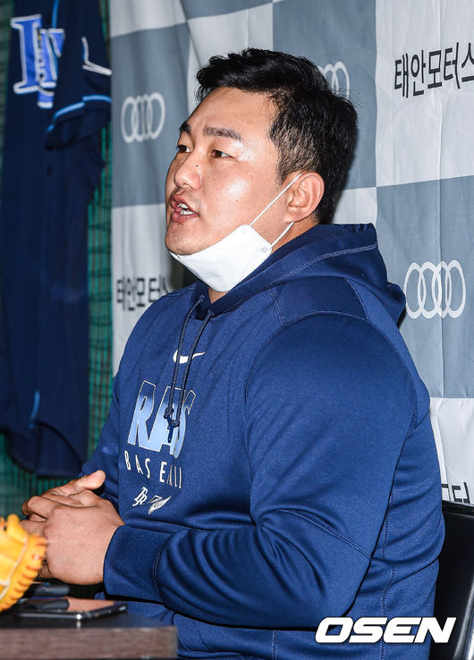 최지만이 인터뷰를 하고 있다. /  soul1014@osen.co.kr