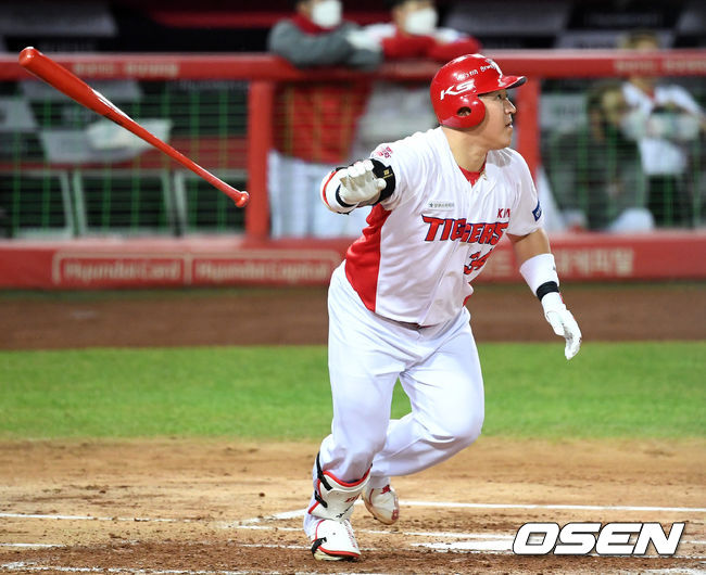 1회말 2사 1루에서 KIA 최형우가 중월 투런 홈런을 치고 있다./sunday@osen.co.kr