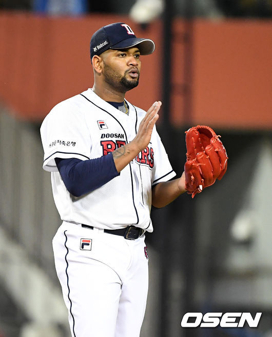 7회초 수비를 마친 두산 알칸타라가 박수를 치고 있다.  /jpnews@osen.co.kr