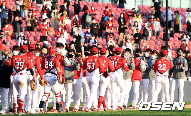  경기 종료 후 KIA 타이거즈 선수들이 기쁨을 나누고 있다./ksl0919@osen.co.kr