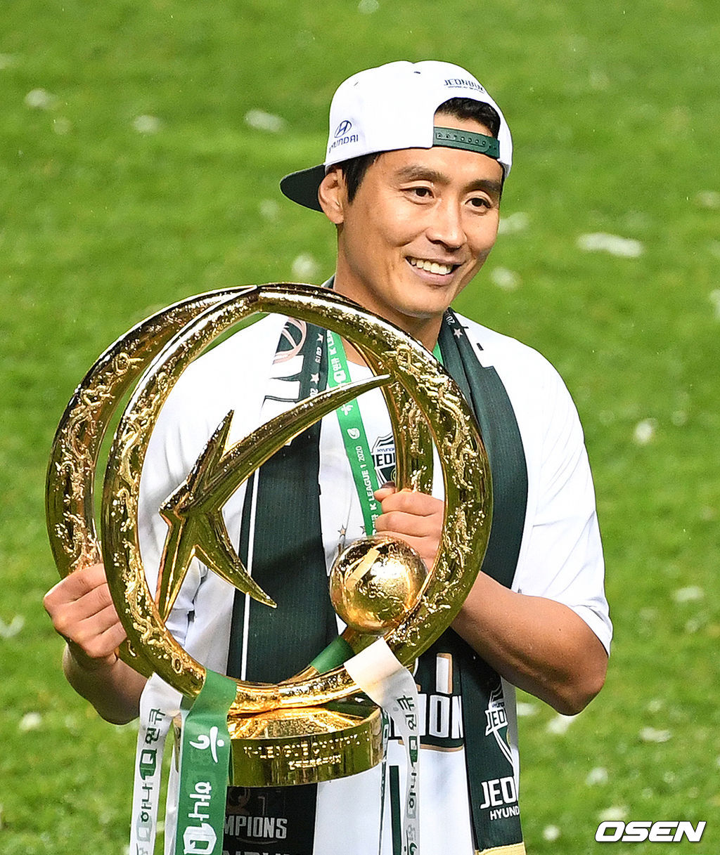 이동국이 은퇴식을 하며 우승 트로피를 들고 포즈를 취하고 있다. /jpnews@osen.co.kr
