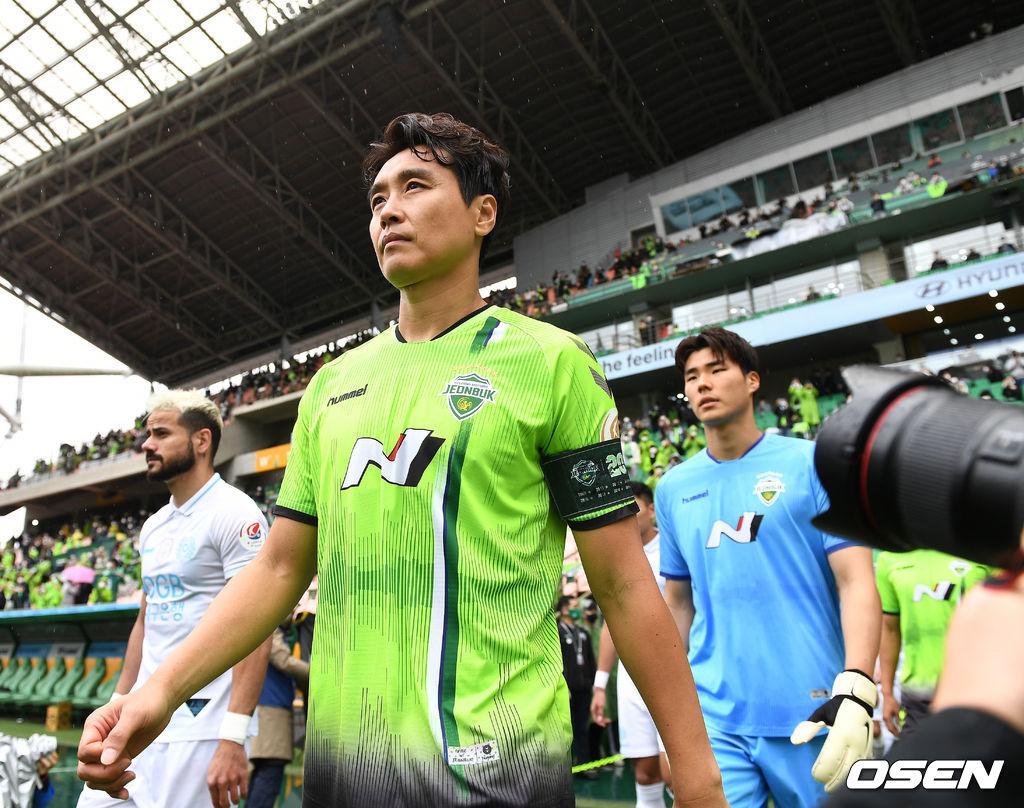 선발 원톱으로 나선 이동국이 주장 완장을 차고 그라운드에 나서고 있다. /dreamer@osen.co.kr